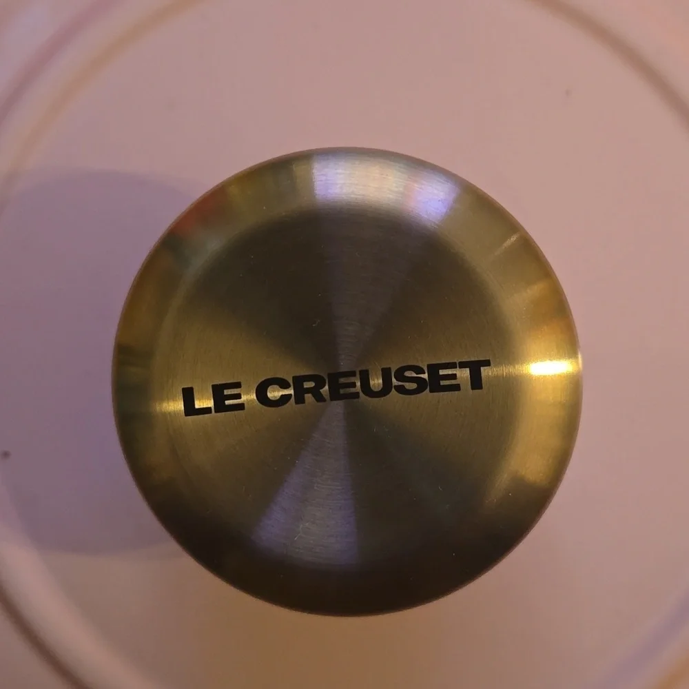 Le Creuset Signature Round Dutch Oven, 5.5 Qt., Color Pêche, Retail $434.95 USD
